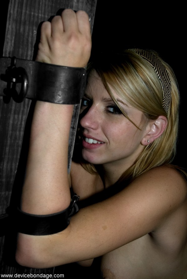 lexi belle device bondage